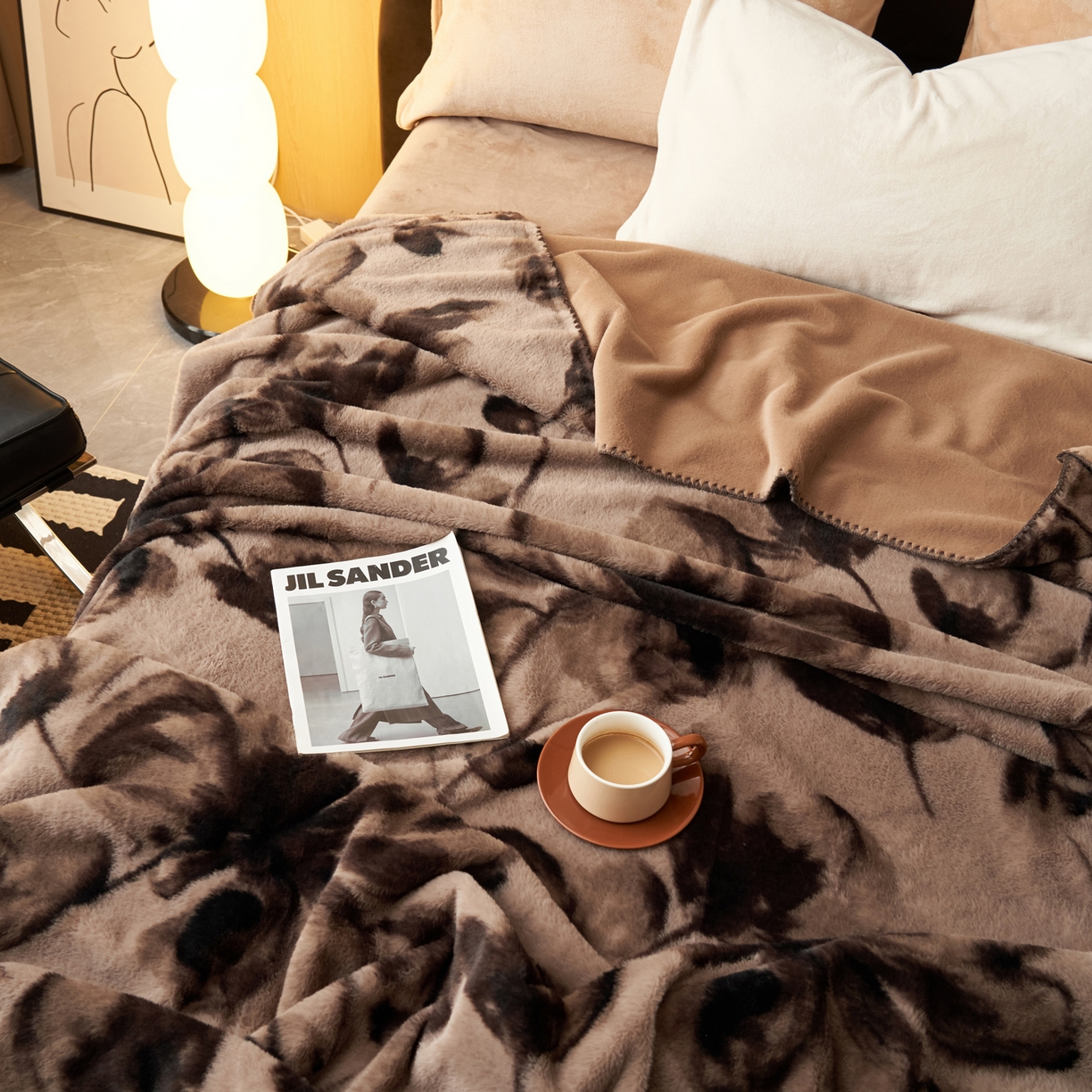 91家纺网 家纺一手货源 找家纺 晨曦家纺 2025新款兔毛绒海獭绒双层毛毯三角针复合毛毯 水墨画-深咖