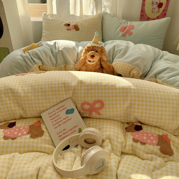 91家纺网 家纺一手货源 找家纺 顾里家纺 2025新款格子腊肠狗毛巾绣牛奶绒套件 黄格腊肠狗