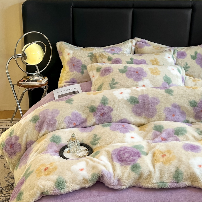 91家纺网 家纺一手货源 找家纺 一比一家纺 2025新款亲肤舒适兔毛绒兔兔绒牛奶绒四件套 紫色花语