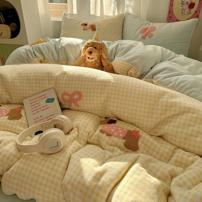 91家纺网 家纺一手货源 找家纺 顾里家纺 2025新款格子腊肠狗毛巾绣牛奶绒套件 黄格腊肠狗