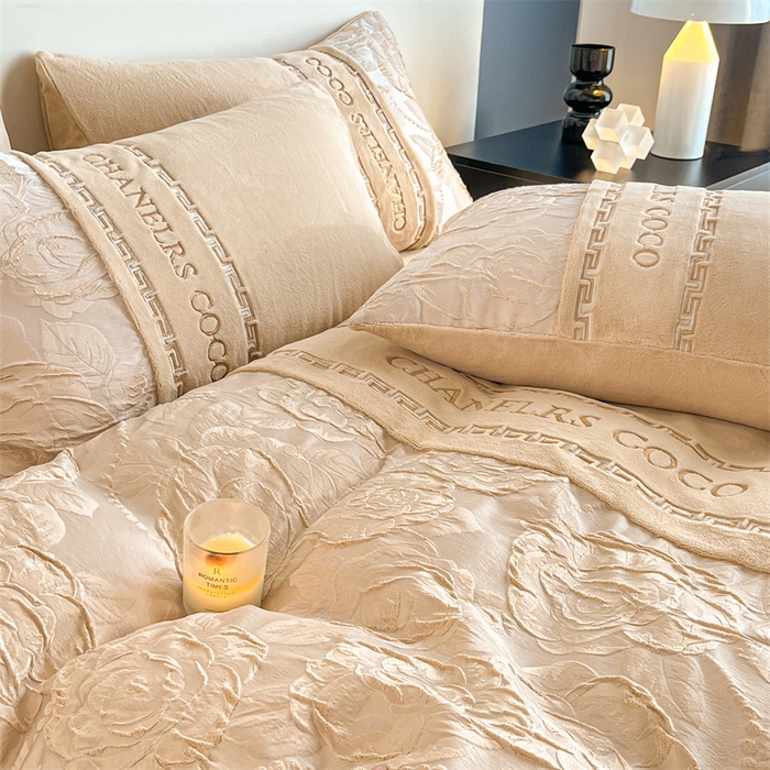 91家纺网 家纺一手货源 找家纺 如约 2025新款高织提花牛奶绒刺绣拼接款四件套 罗密欧-咖