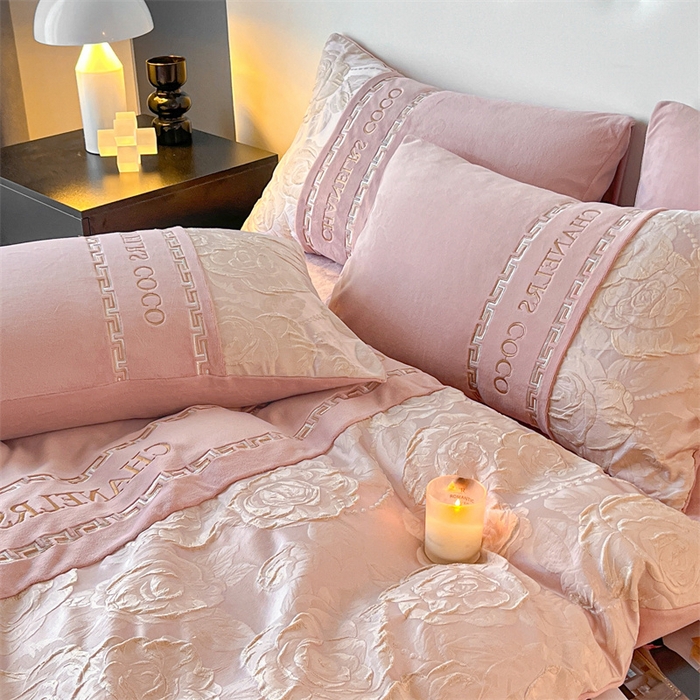 91家纺网 家纺一手货源 找家纺 如约 2025新款高织提花牛奶绒刺绣拼接款四件套 罗密欧-粉