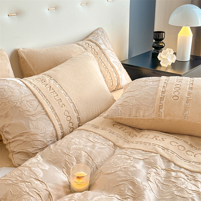 91家纺网 家纺一手货源 找家纺 如约 2025新款高织提花牛奶绒刺绣拼接款四件套 罗密欧-咖