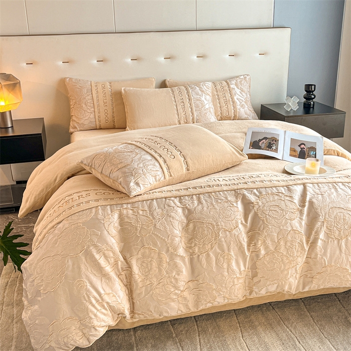 91家纺网 家纺一手货源 找家纺 如约 2025新款高织提花牛奶绒刺绣拼接款四件套 罗密欧-咖