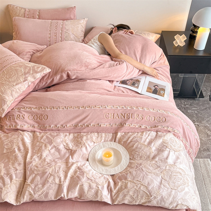 91家纺网 家纺一手货源 找家纺 如约 2025新款高织提花牛奶绒刺绣拼接款四件套 罗密欧-粉