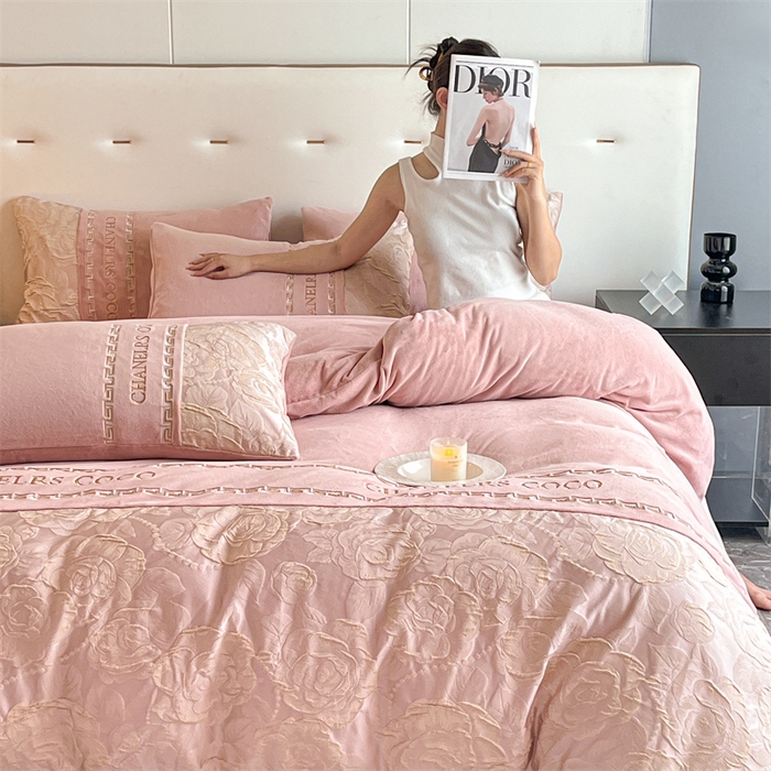 91家纺网 家纺一手货源 找家纺 如约 2025新款高织提花牛奶绒刺绣拼接款四件套 罗密欧-粉