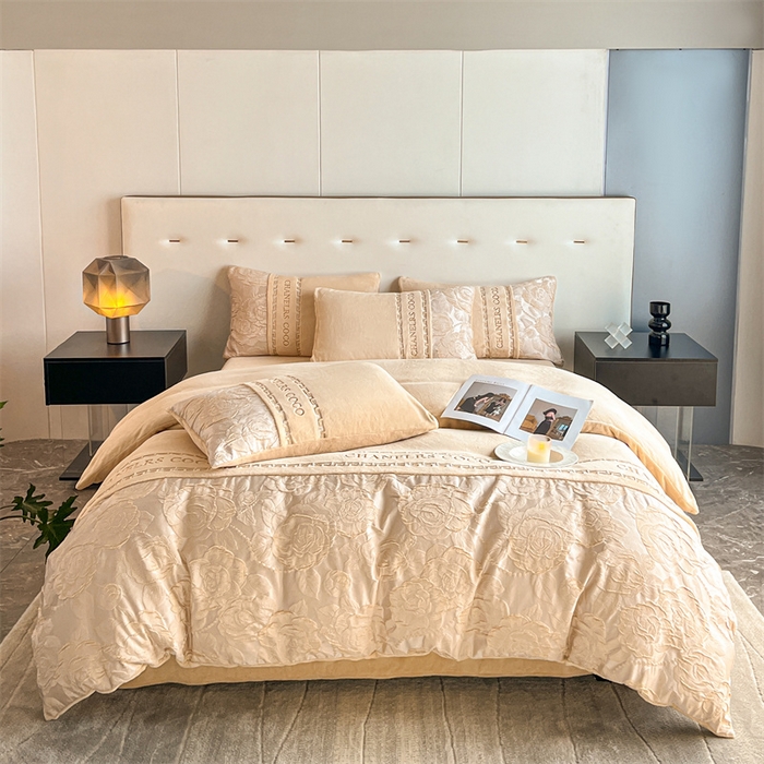 91家纺网 家纺一手货源 找家纺 如约 2025新款高织提花牛奶绒刺绣拼接款四件套 罗密欧-咖