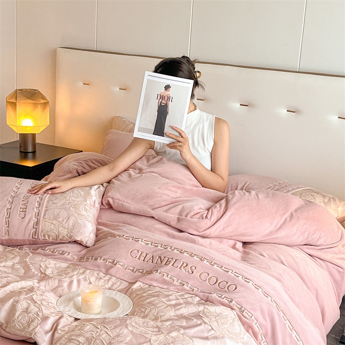 91家纺网 家纺一手货源 找家纺 如约 2025新款高织提花牛奶绒刺绣拼接款四件套 罗密欧-粉