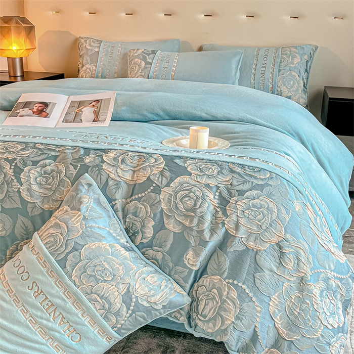 91家纺网 家纺一手货源 找家纺 如约 2025新款高织提花牛奶绒刺绣拼接款四件套 罗密欧-蓝