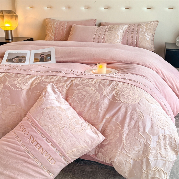 91家纺网 家纺一手货源 找家纺 如约 2025新款高织提花牛奶绒刺绣拼接款四件套 罗密欧-粉