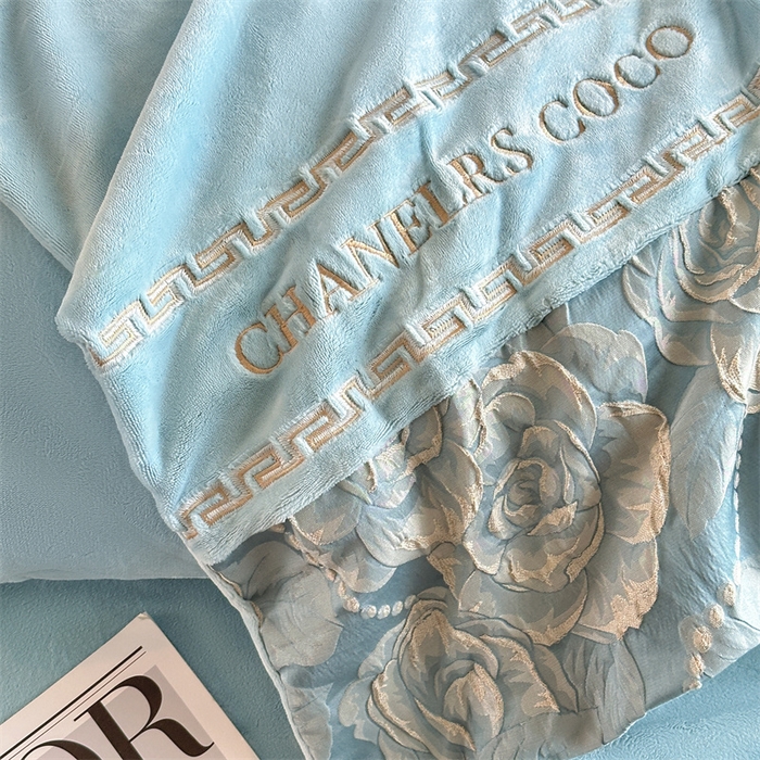 91家纺网 家纺一手货源 找家纺 如约 2025新款高织提花牛奶绒刺绣拼接款四件套 罗密欧-蓝