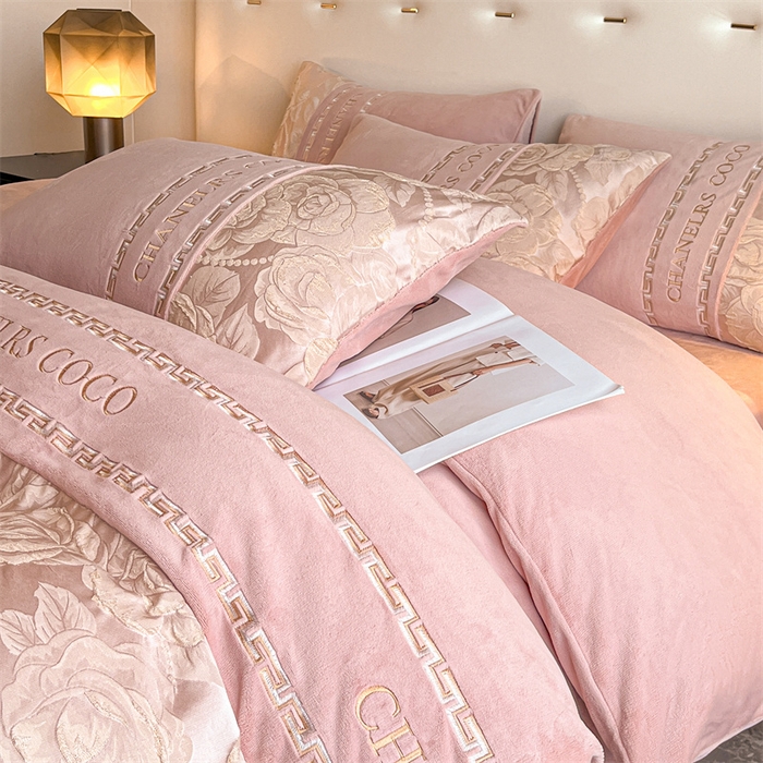 91家纺网 家纺一手货源 找家纺 如约 2025新款高织提花牛奶绒刺绣拼接款四件套 罗密欧-粉