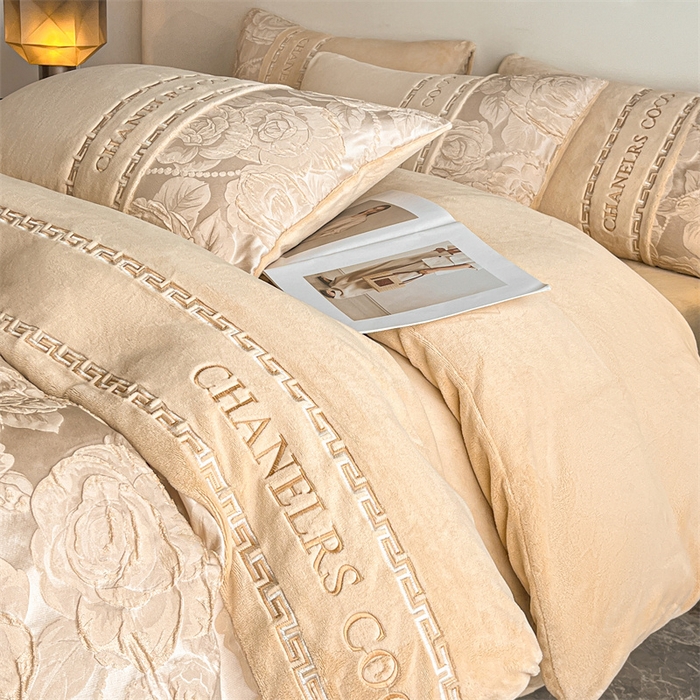 91家纺网 家纺一手货源 找家纺 如约 2025新款高织提花牛奶绒刺绣拼接款四件套 罗密欧-咖