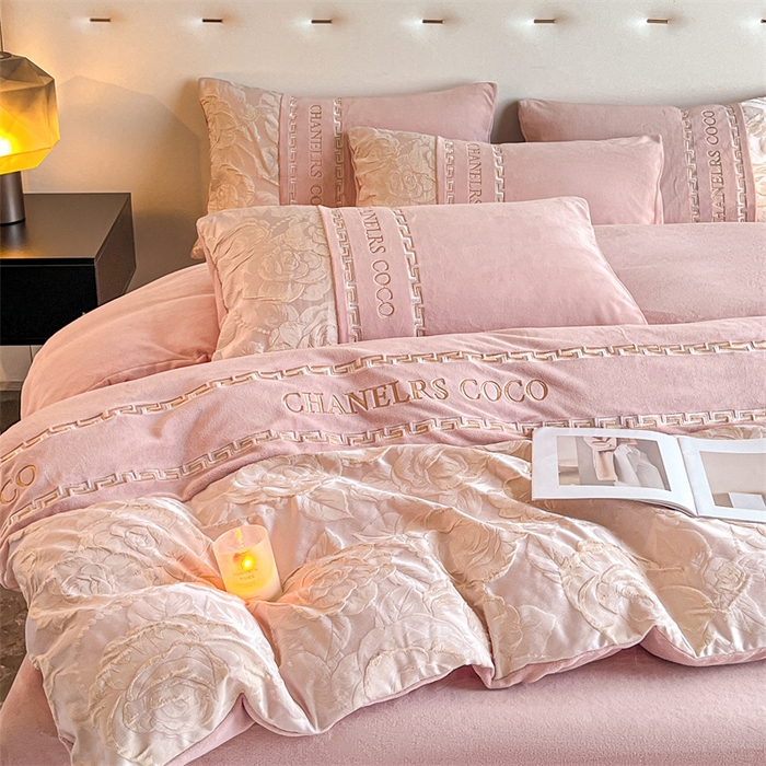 91家纺网 家纺一手货源 找家纺 如约 2025新款高织提花牛奶绒刺绣拼接款四件套 罗密欧-粉