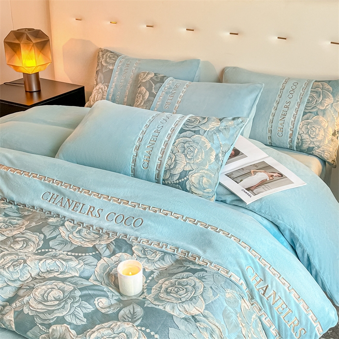 91家纺网 家纺一手货源 找家纺 如约 2025新款高织提花牛奶绒刺绣拼接款四件套 罗密欧-蓝