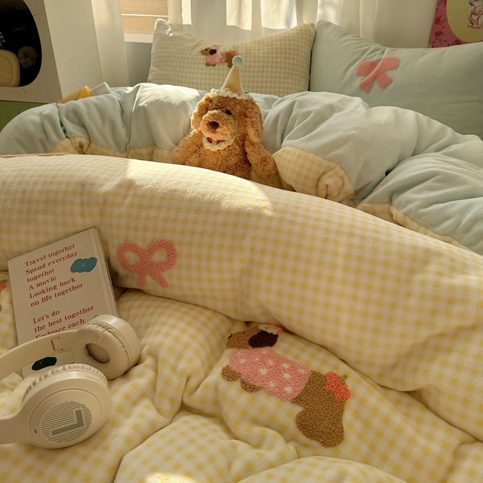 91家纺网 家纺一手货源 找家纺 顾里家纺 2025新款格子腊肠狗毛巾绣牛奶绒套件 黄格腊肠狗