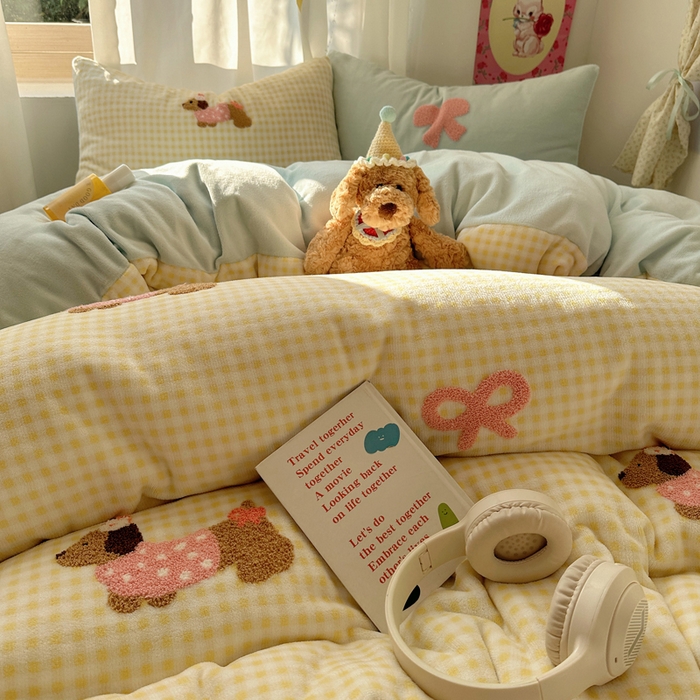 91家纺网 家纺一手货源 找家纺 顾里家纺 2025新款格子腊肠狗毛巾绣牛奶绒套件 黄格腊肠狗