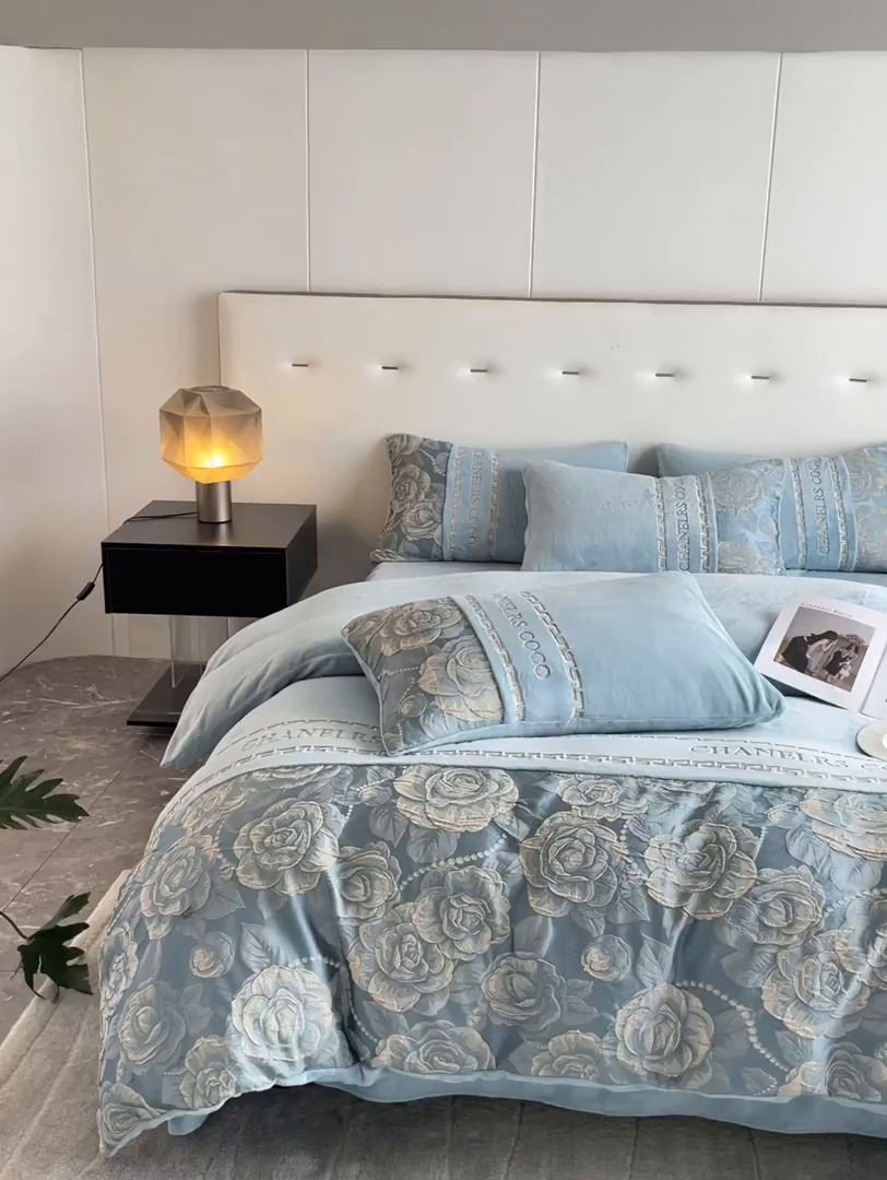 91家纺网 家纺一手货源 找家纺 如约 2025新款高织提花牛奶绒刺绣拼接款四件套 罗密欧-蓝