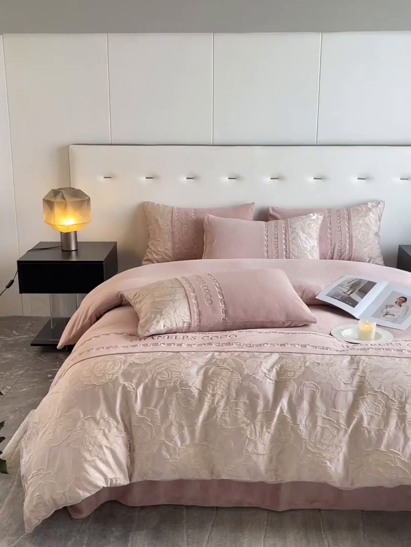 91家纺网 家纺一手货源 找家纺 如约 2025新款高织提花牛奶绒刺绣拼接款四件套 罗密欧-粉