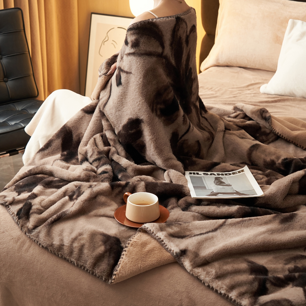 91家纺网 家纺一手货源 找家纺 晨曦家纺 2025新款兔毛绒海獭绒双层毛毯三角针复合毛毯 水墨画-深咖