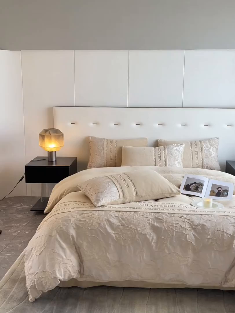 91家纺网 家纺一手货源 找家纺 如约 2025新款高织提花牛奶绒刺绣拼接款四件套 罗密欧-咖