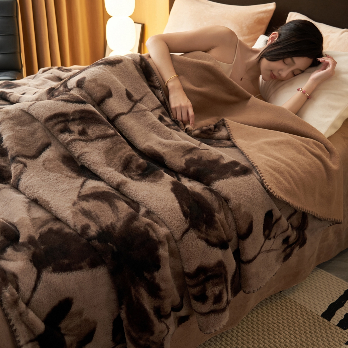 91家纺网 家纺一手货源 找家纺 晨曦家纺 2025新款兔毛绒海獭绒双层毛毯三角针复合毛毯 水墨画-深咖