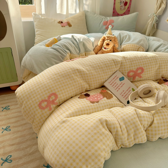 91家纺网 家纺一手货源 找家纺 顾里家纺 2025新款格子腊肠狗毛巾绣牛奶绒套件 黄格腊肠狗