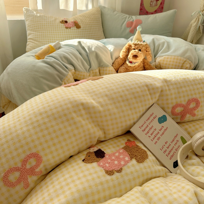 91家纺网 家纺一手货源 找家纺 顾里家纺 2025新款格子腊肠狗毛巾绣牛奶绒套件 黄格腊肠狗