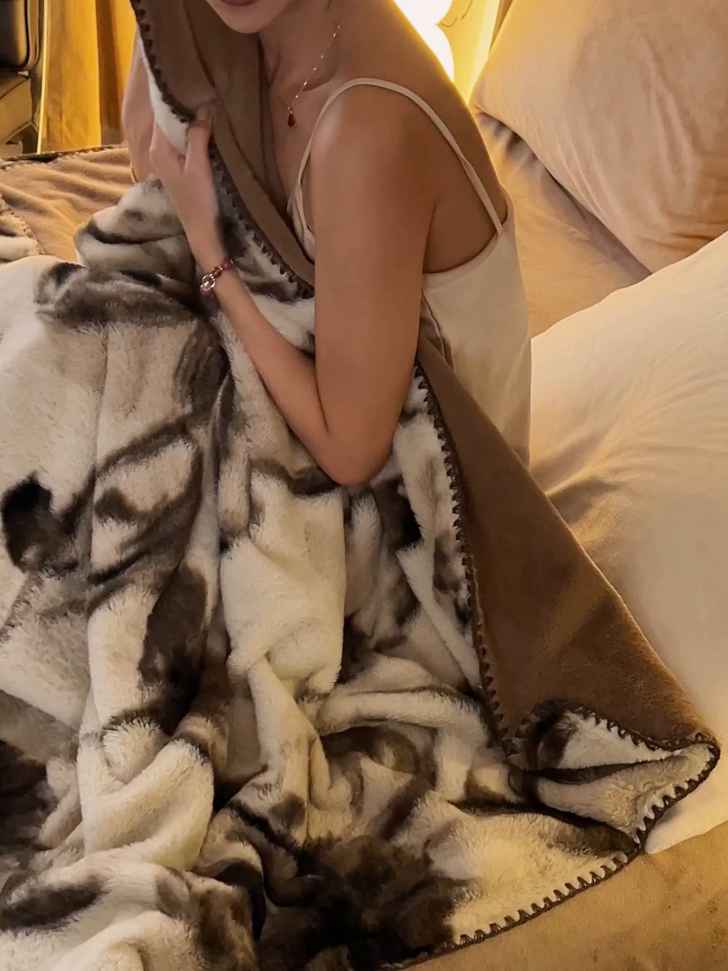 91家纺网 家纺一手货源 找家纺 晨曦家纺 2025新款兔毛绒海獭绒双层毛毯三角针复合毛毯 水墨画-深咖