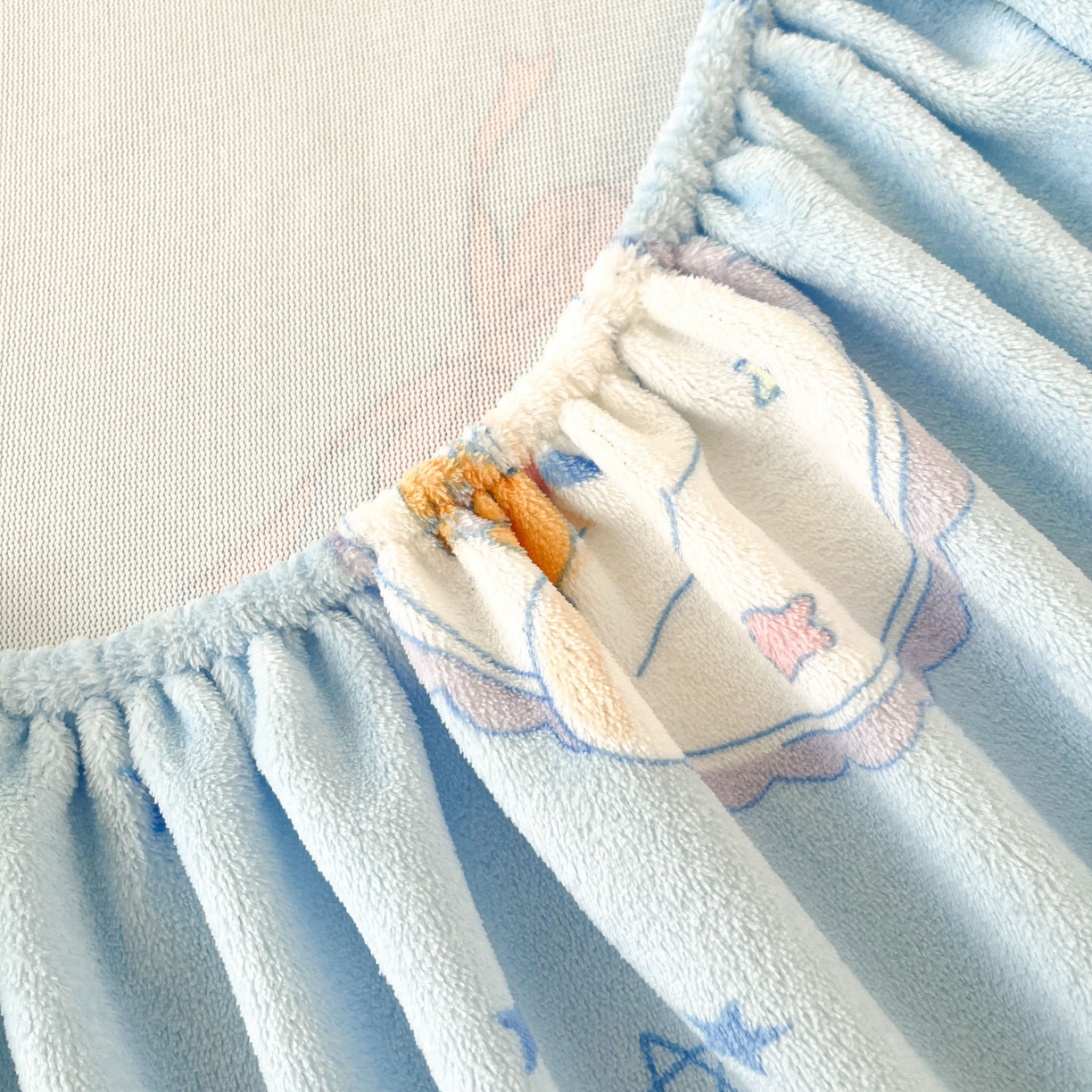 91家纺网 家纺一手货源 找家纺 博雅 2025新款三丽鸥牛奶绒小版床笠 牛奶绒小版-蓝色玉桂狗