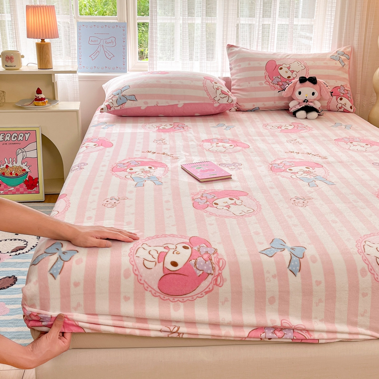 91家纺网 家纺一手货源 找家纺 博雅 2025新款三丽鸥牛奶绒小版床笠 牛奶绒小版-甜甜美乐蒂