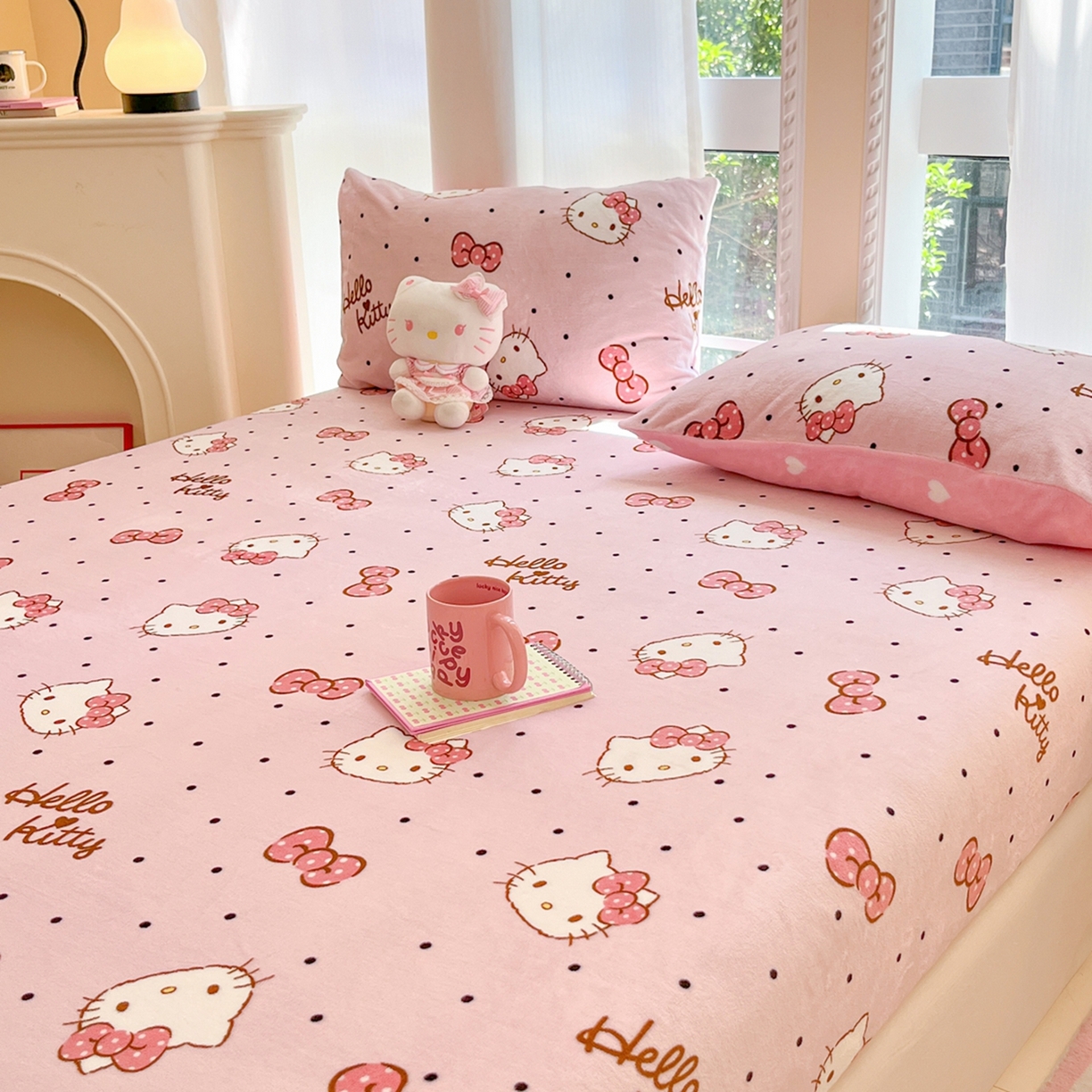 91家纺网 家纺一手货源 找家纺 博雅 2025新款三丽鸥牛奶绒小版床笠 牛奶绒单笠-粉色蝴蝶结 kt 猫