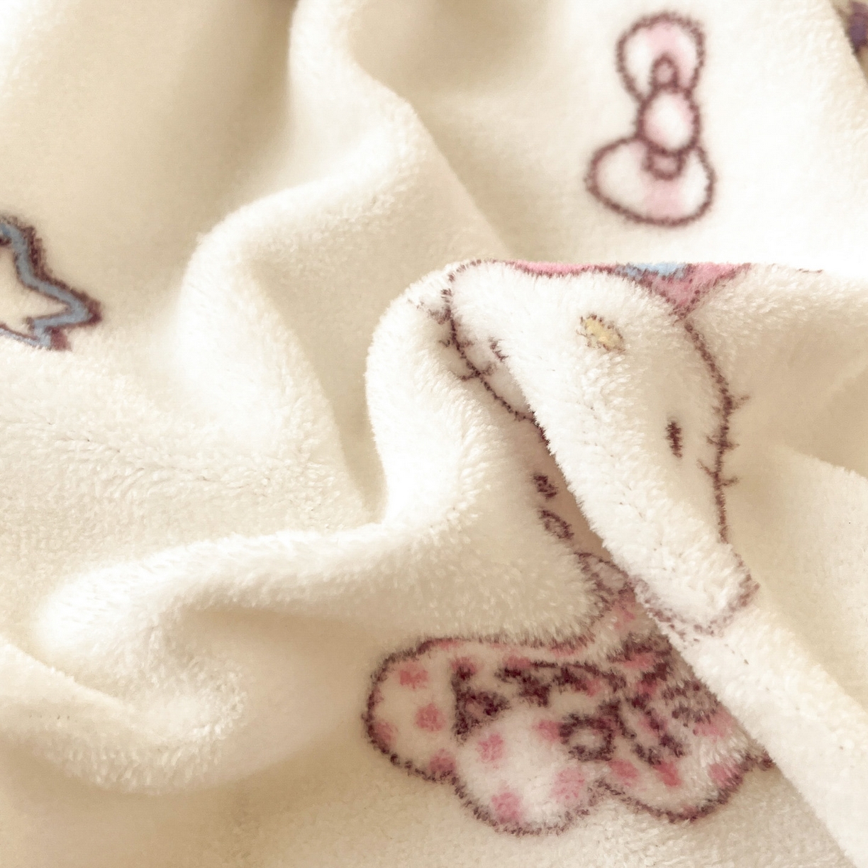 91家纺网 家纺一手货源 找家纺 博雅 2025新款三丽鸥牛奶绒小版床笠 牛奶绒小版-美美KT