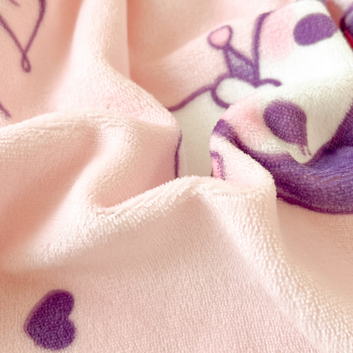 91家纺网 家纺一手货源 找家纺 博雅 2025新款三丽鸥牛奶绒小版床笠 牛奶绒小版-库洛米之心