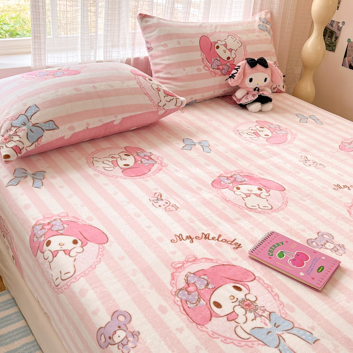 91家纺网 家纺一手货源 找家纺 博雅 2025新款三丽鸥牛奶绒小版床笠 牛奶绒小版-甜甜美乐蒂