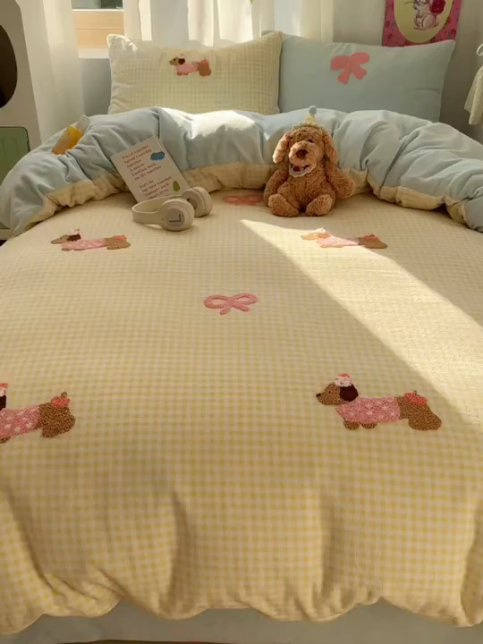 91家纺网 家纺一手货源 找家纺 顾里家纺 2025新款格子腊肠狗毛巾绣牛奶绒套件 黄格腊肠狗