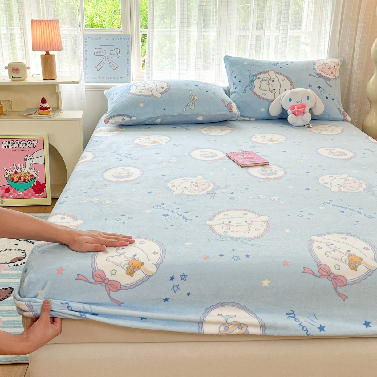 91家纺网 家纺一手货源 找家纺 博雅 2025新款三丽鸥牛奶绒小版床笠 牛奶绒小版-蓝色玉桂狗