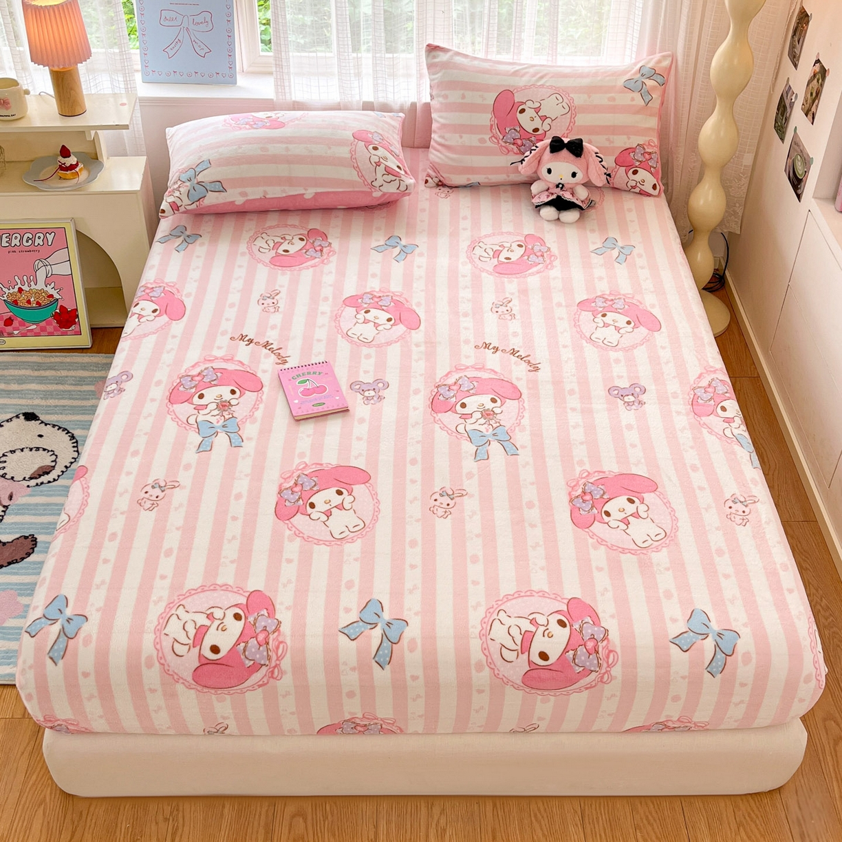 91家纺网 家纺一手货源 找家纺 博雅 2025新款三丽鸥牛奶绒小版床笠 牛奶绒小版-甜甜美乐蒂