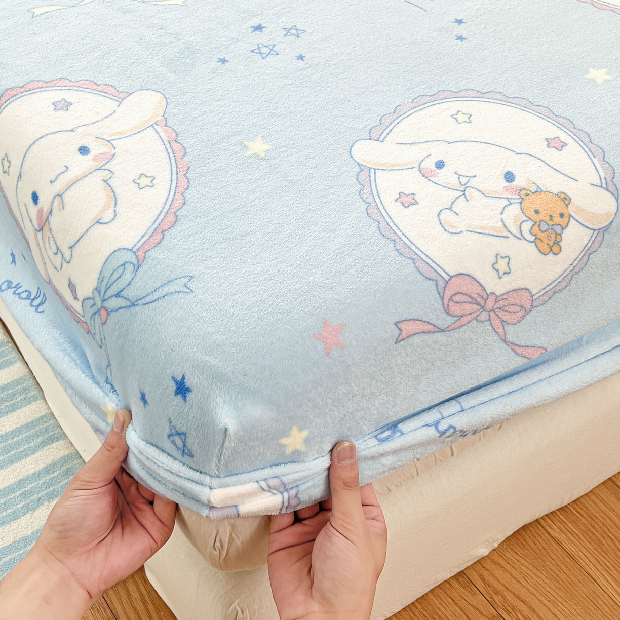 91家纺网 家纺一手货源 找家纺 博雅 2025新款三丽鸥牛奶绒小版床笠 牛奶绒小版-蓝色玉桂狗