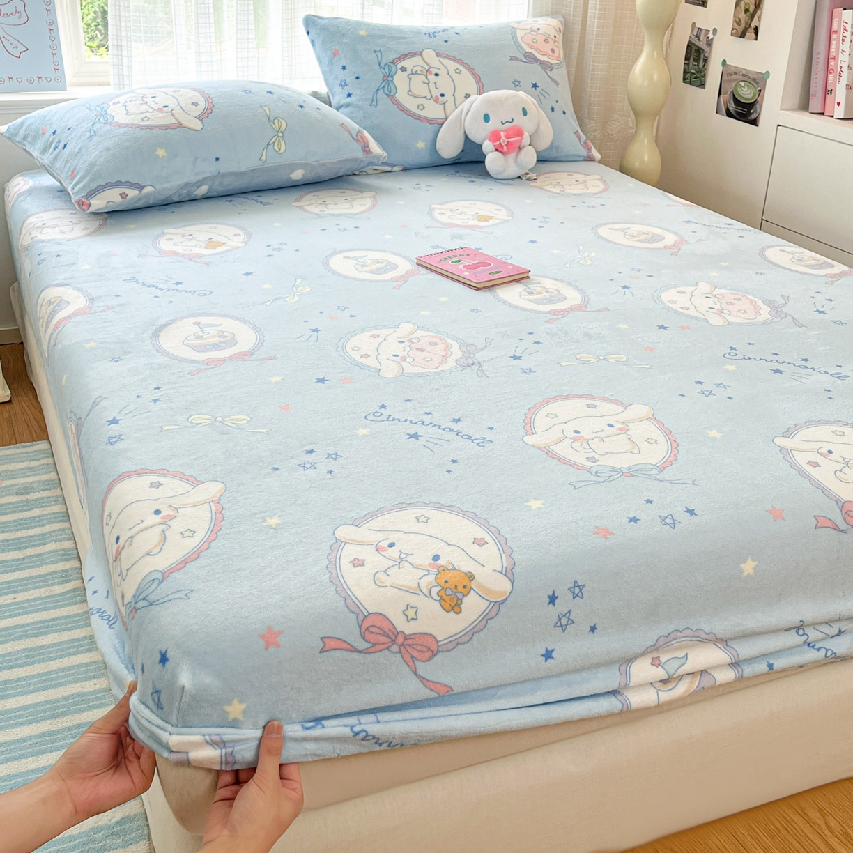 91家纺网 家纺一手货源 找家纺 博雅 2025新款三丽鸥牛奶绒小版床笠 牛奶绒小版-蓝色玉桂狗