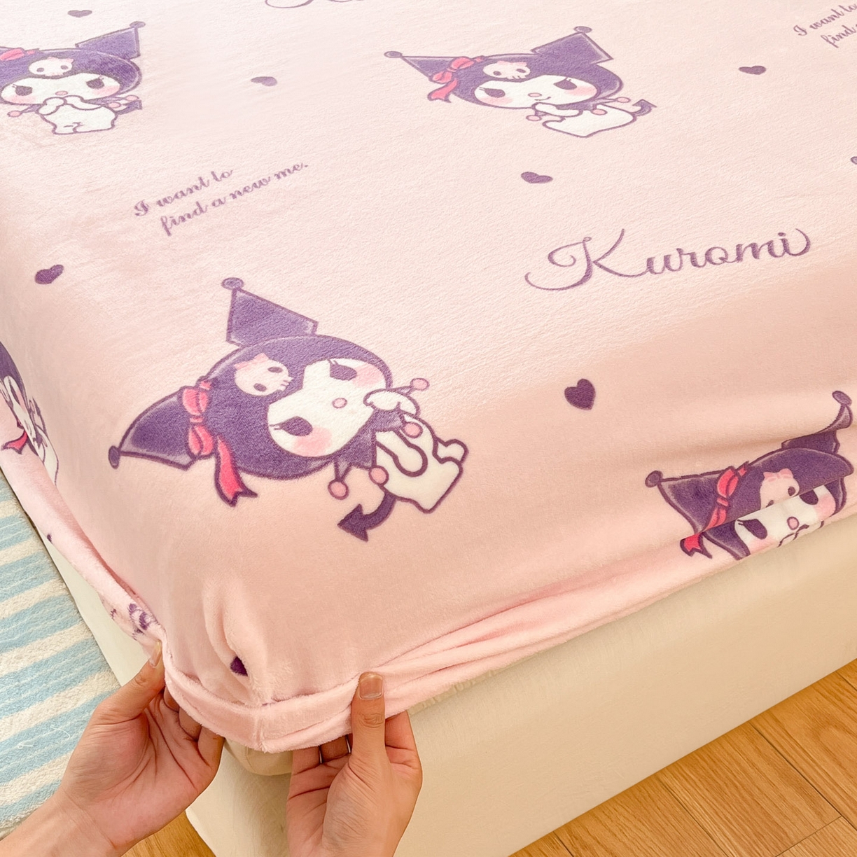 91家纺网 家纺一手货源 找家纺 博雅 2025新款三丽鸥牛奶绒小版床笠 牛奶绒小版-库洛米之心