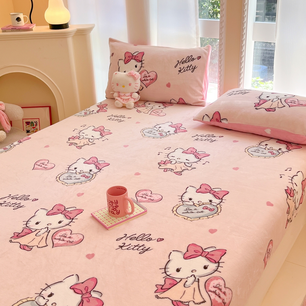 91家纺网 家纺一手货源 找家纺 博雅 2025新款三丽鸥牛奶绒小版床笠 牛奶绒单笠-害羞kt 猫