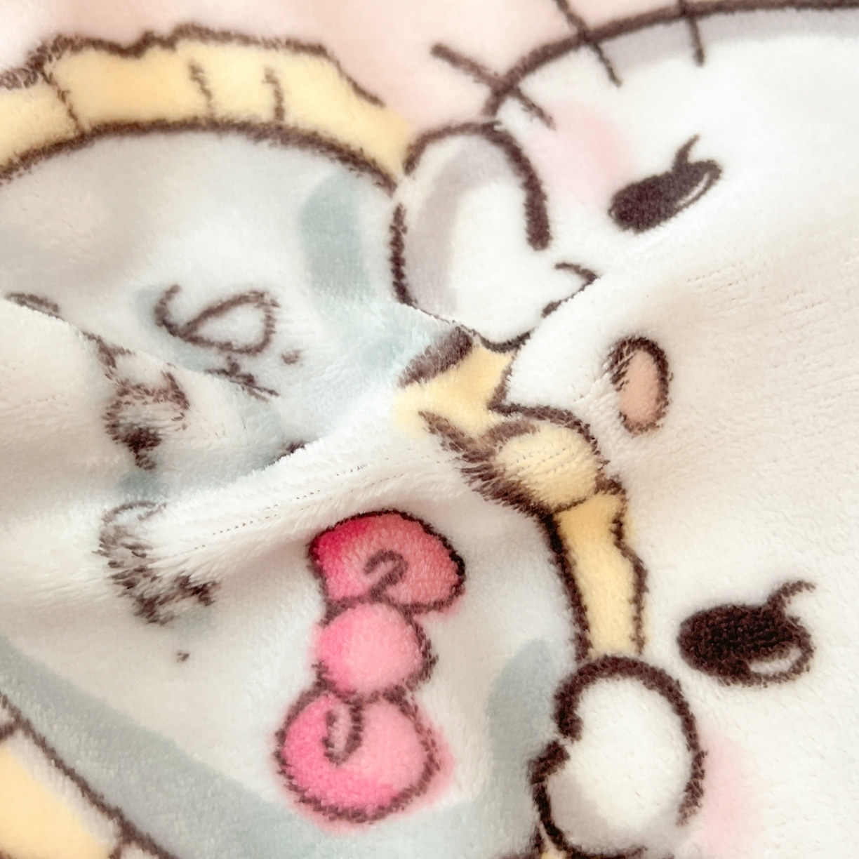 91家纺网 家纺一手货源 找家纺 博雅 2025新款三丽鸥牛奶绒小版床笠 牛奶绒单笠-害羞kt 猫