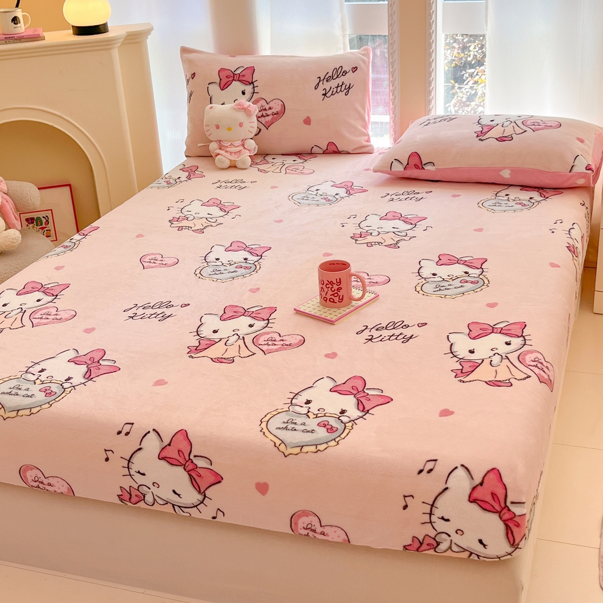 91家纺网 家纺一手货源 找家纺 博雅 2025新款三丽鸥牛奶绒小版床笠 牛奶绒单笠-害羞kt 猫