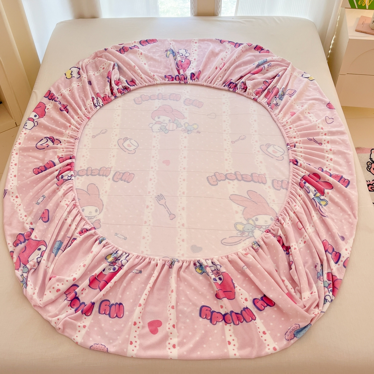 91家纺网 家纺一手货源 找家纺 博雅 2025新款三丽鸥牛奶绒小版床笠 牛奶绒单笠-贪吃美乐蒂