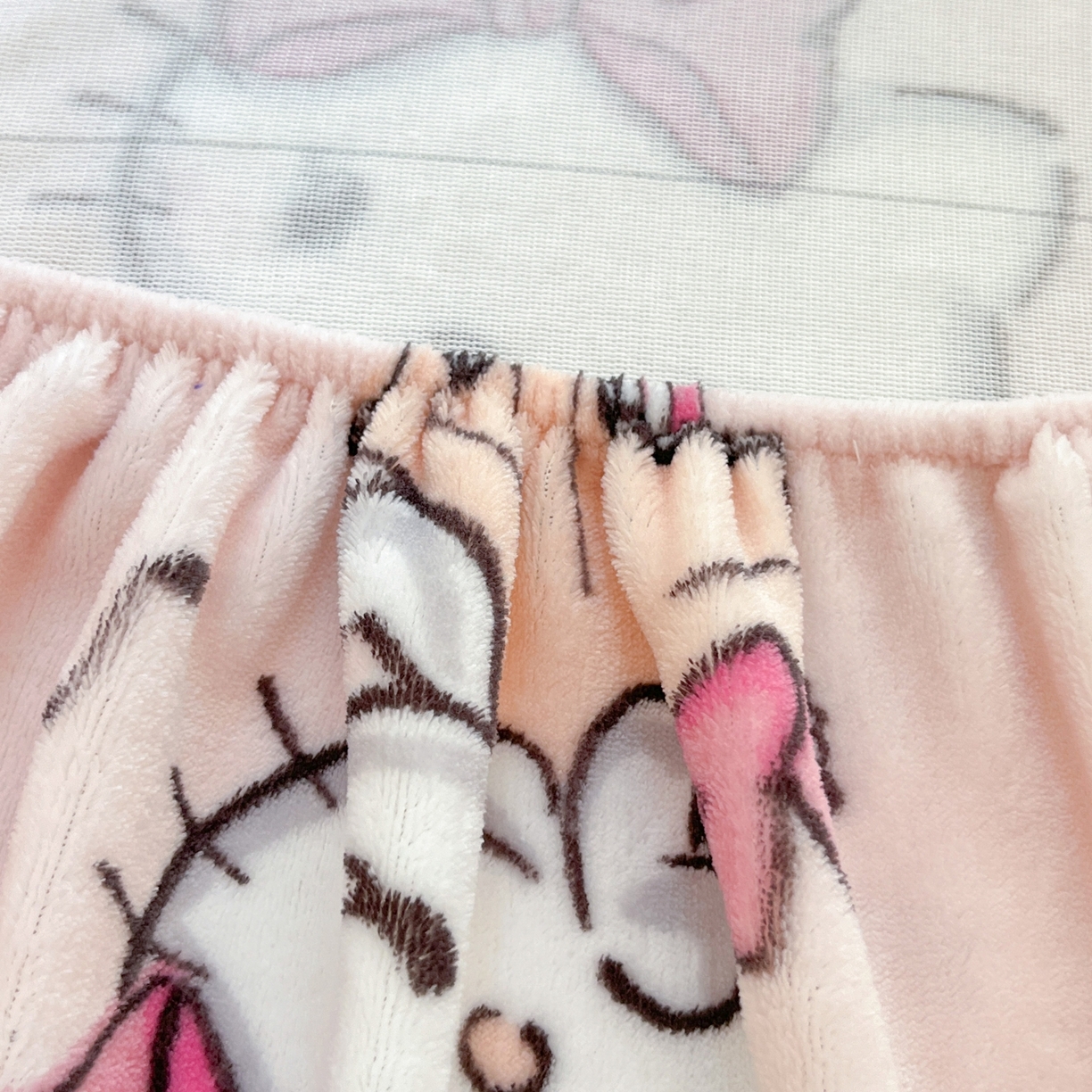 91家纺网 家纺一手货源 找家纺 博雅 2025新款三丽鸥牛奶绒小版床笠 牛奶绒单笠-害羞kt 猫