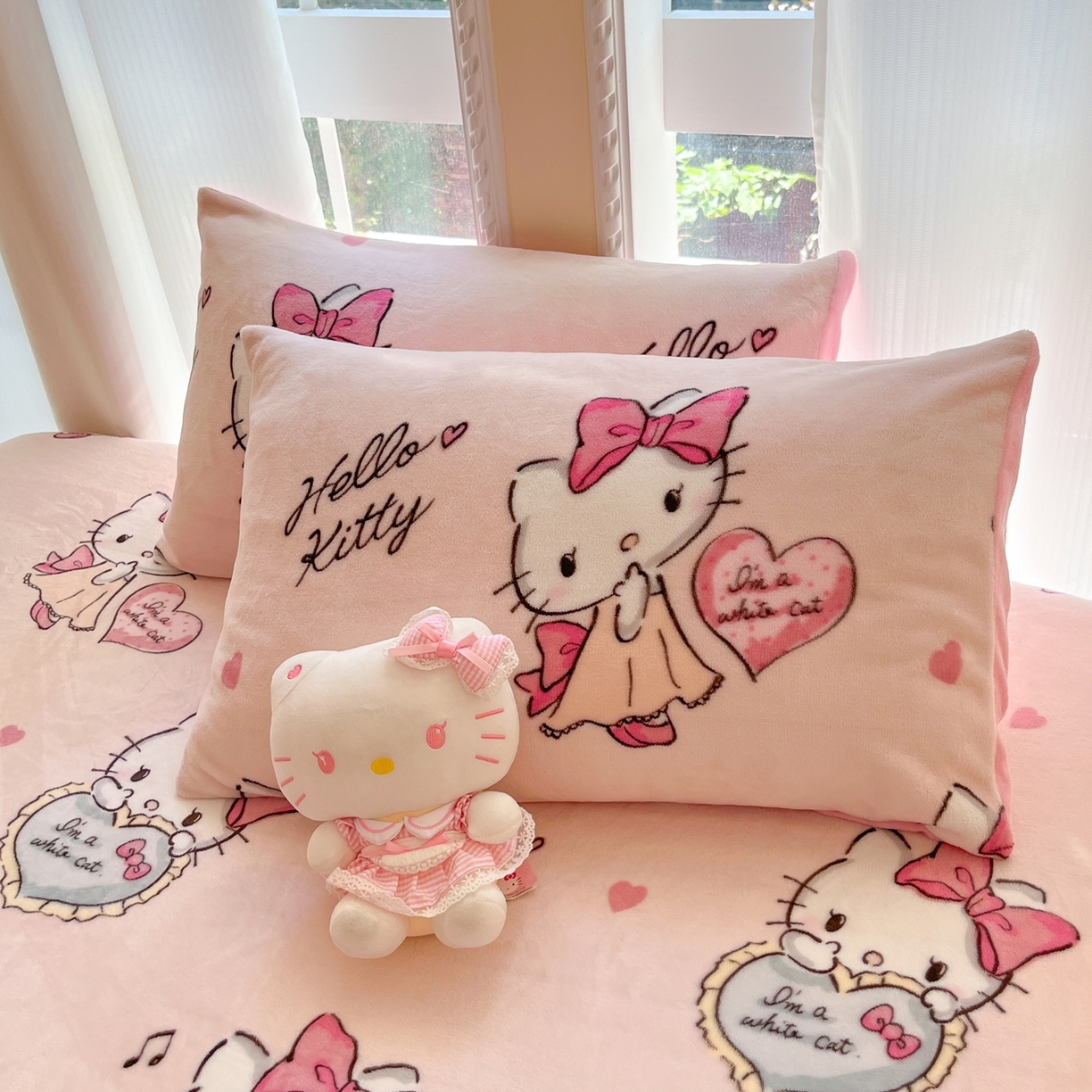 91家纺网 家纺一手货源 找家纺 博雅 2025新款三丽鸥牛奶绒小版床笠 牛奶绒单笠-害羞kt 猫