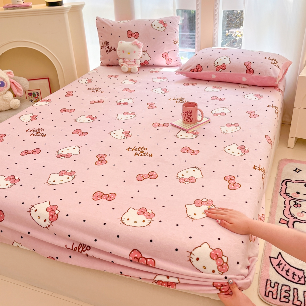 91家纺网 家纺一手货源 找家纺 博雅 2025新款三丽鸥牛奶绒小版床笠 牛奶绒单笠-粉色蝴蝶结 kt 猫