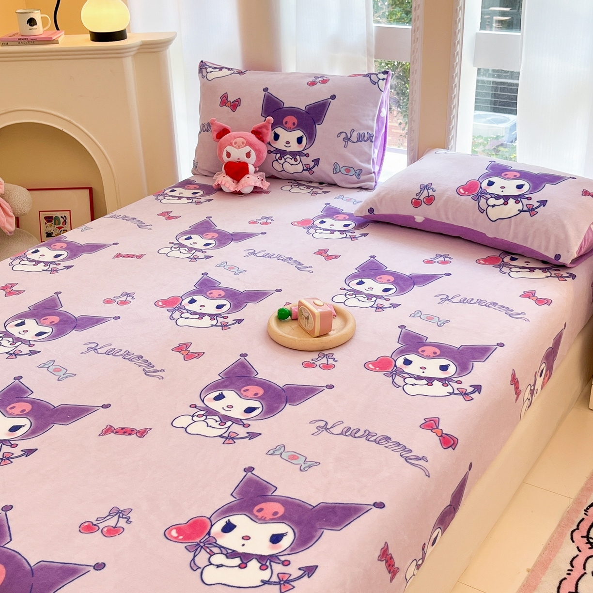 91家纺网 家纺一手货源 找家纺 博雅 2025新款三丽鸥牛奶绒小版床笠 牛奶绒单笠-新紫色库洛米