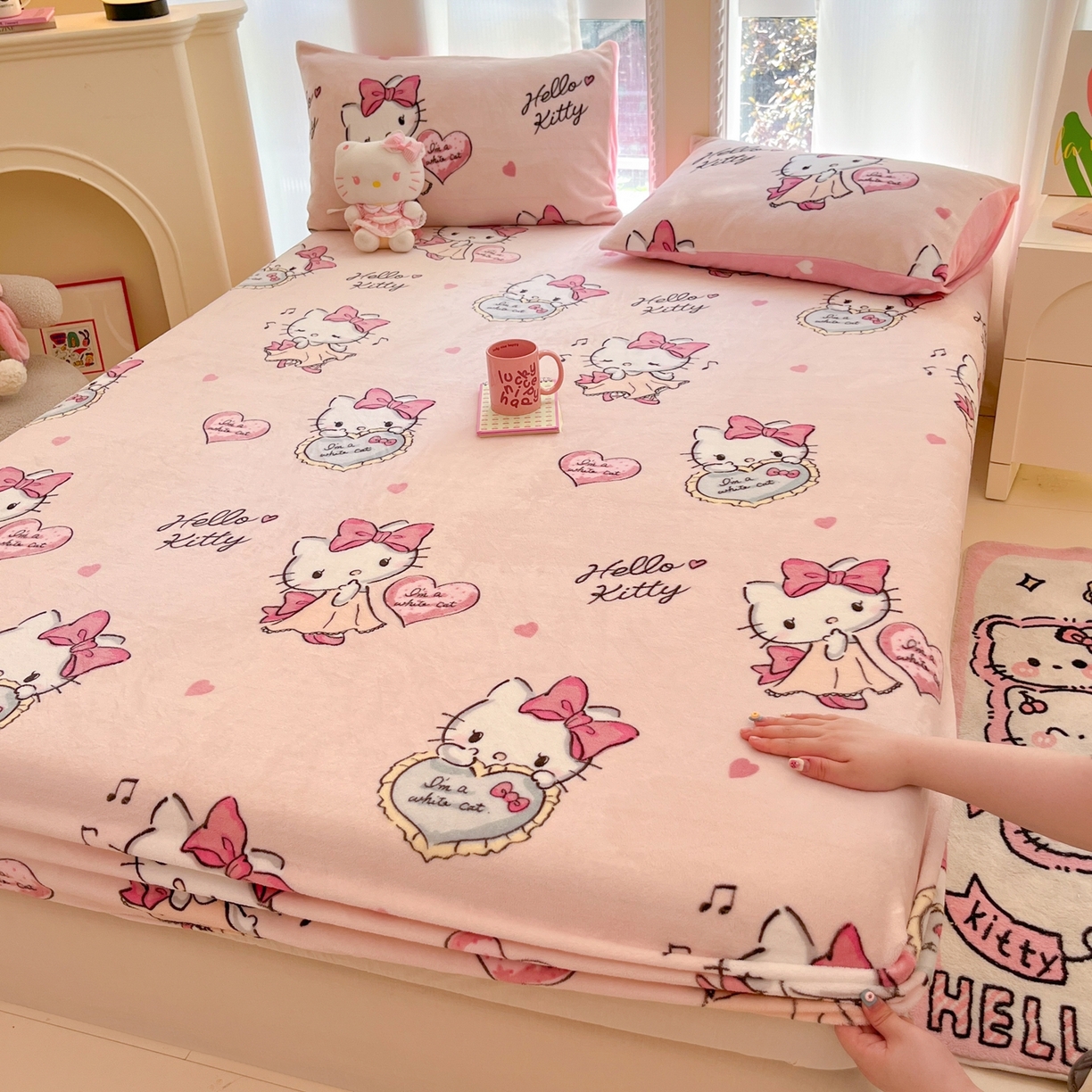 91家纺网 家纺一手货源 找家纺 博雅 2025新款三丽鸥牛奶绒小版床笠 牛奶绒单笠-害羞kt 猫